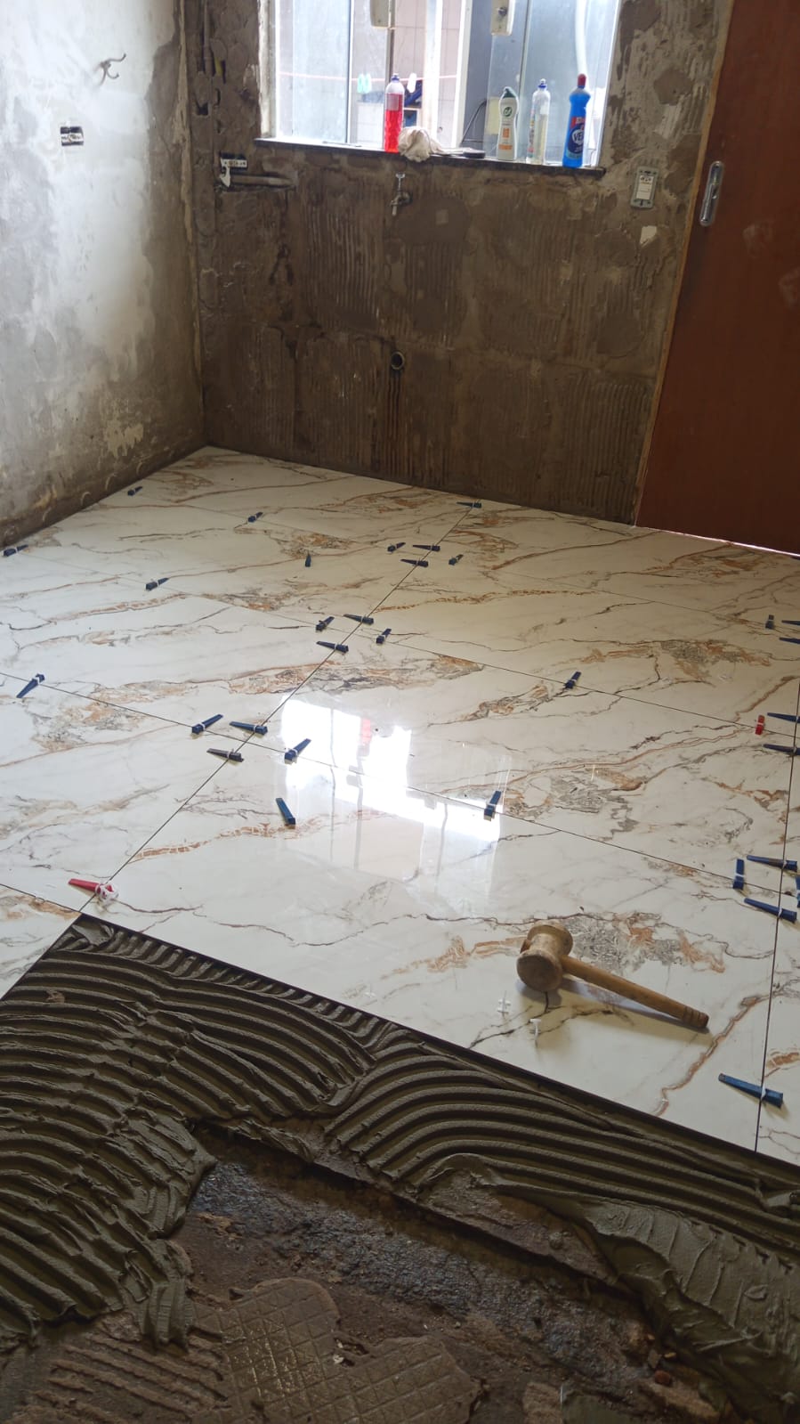 Troca e instalação de pisos.